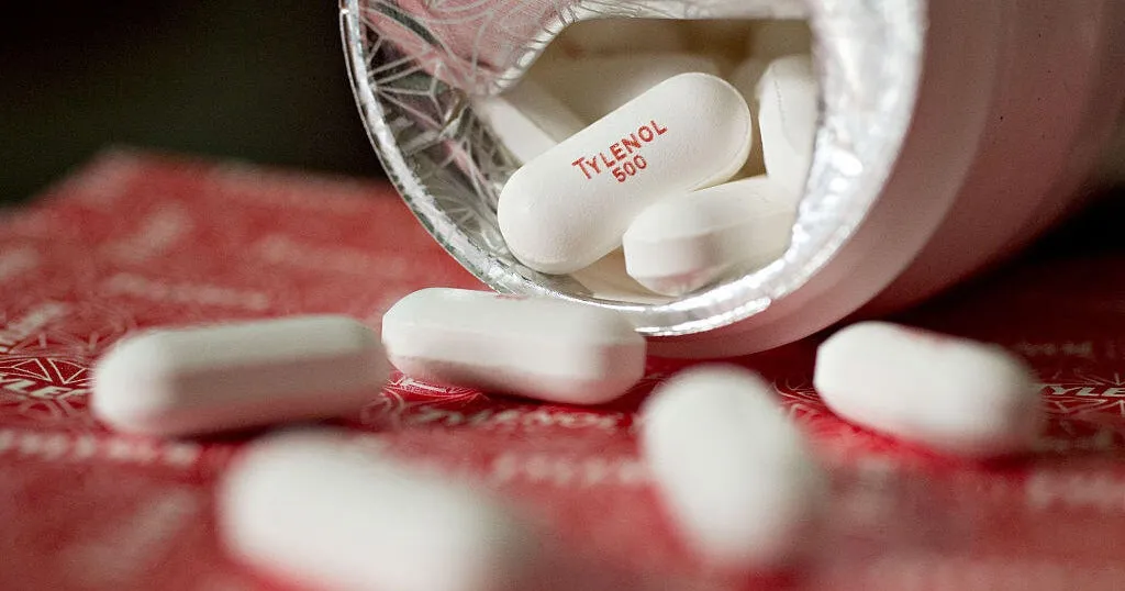 Tramp autizm açıqlaması planlaşdırır, Tylenol istehsalçısı və tibb mütəxəssisləri etiraz edir