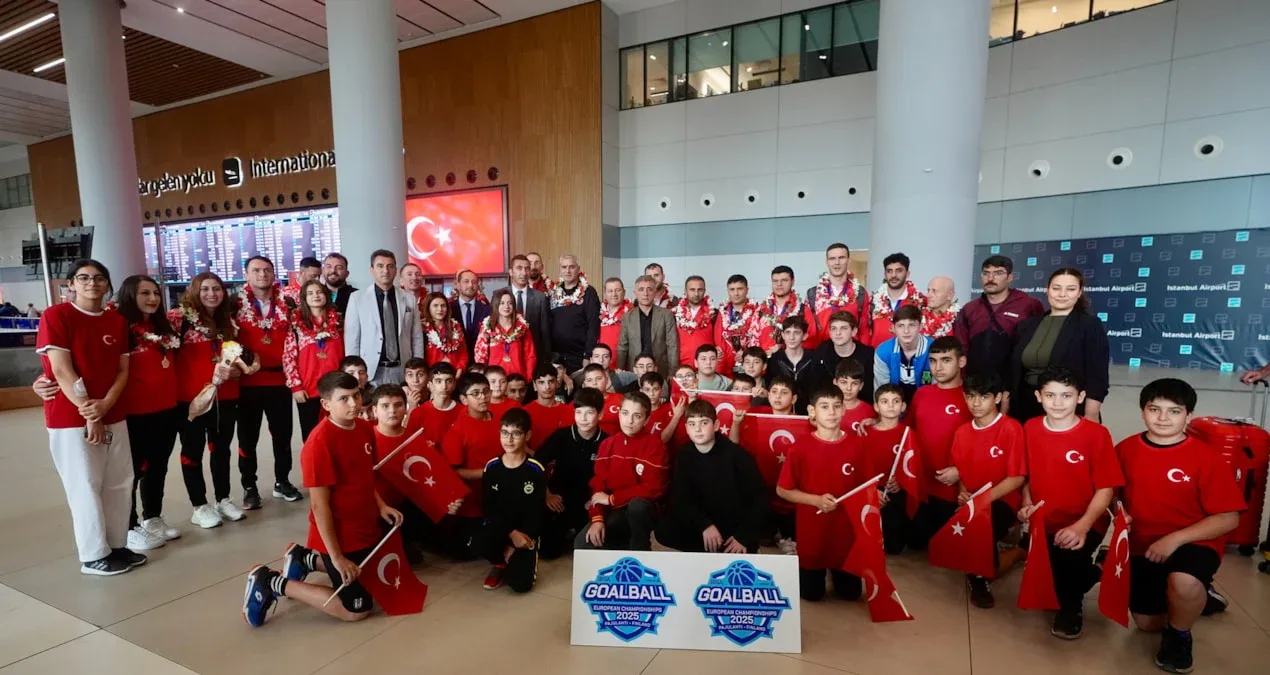 Avropa çempionları vətənə qayıtdı