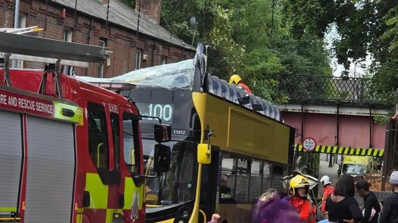 Avtobus körpüyə çırpıldı, damı sıyrıldı