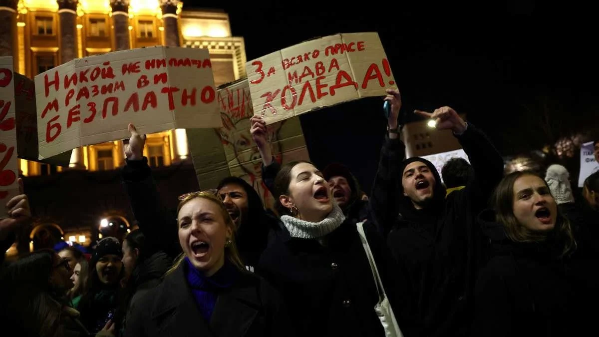Qonşuda on minlər küçələrə axışdı istefa çağırışları səsləndirdi