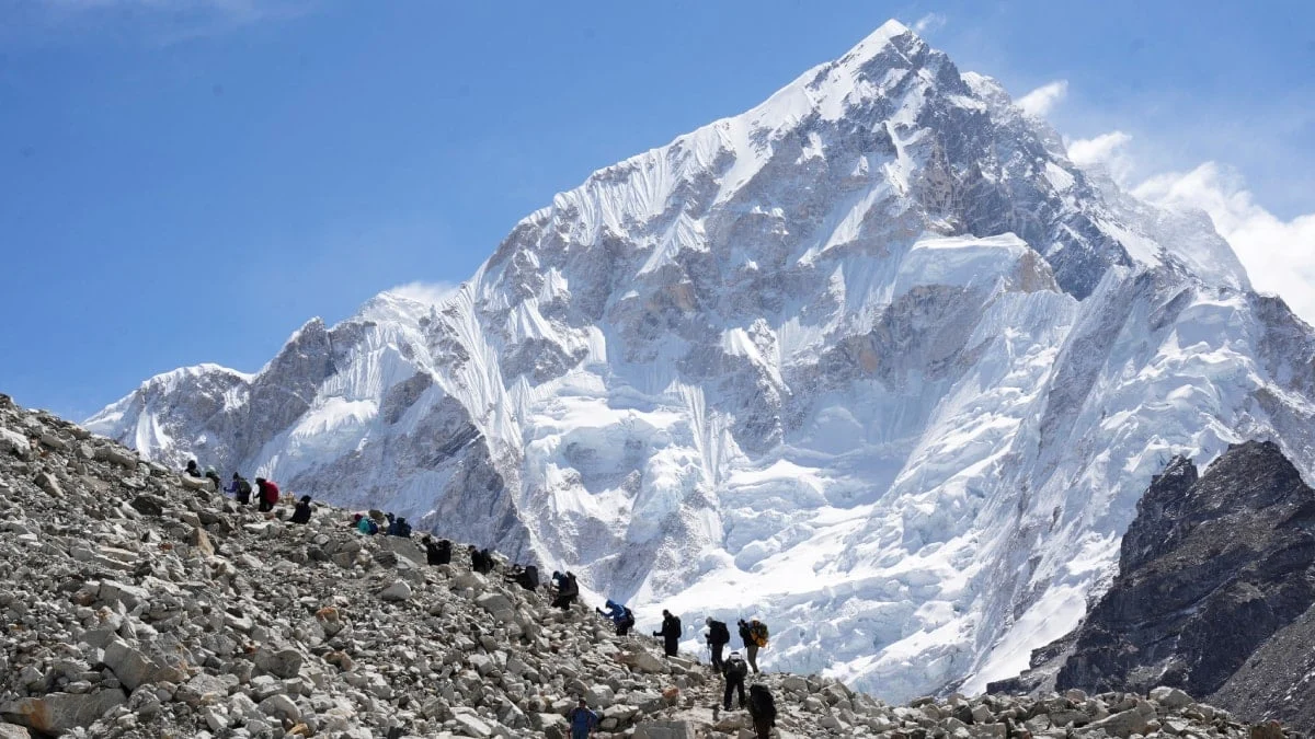 Yüzlərlə nəfər hələ də təhlükədə: Xilas edilən alpinistlər Everestdəki dəhşəti danışdı