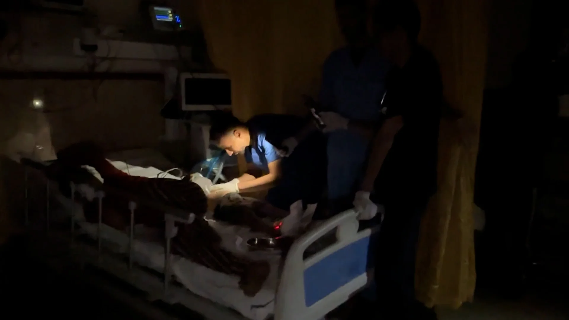 Qəzza xəstəxanaları işıqsız: Həkimlər qaranlıqda əməliyyat aparır