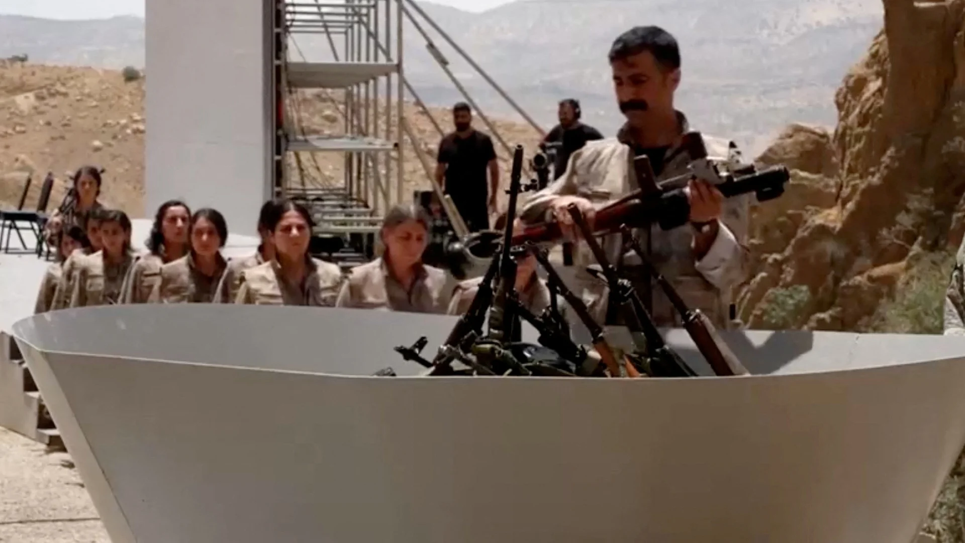 PKK silahı niyə yerə qoydu