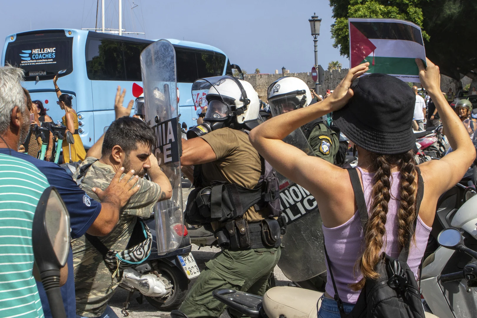 Yunan adasında İsrail gəmisi etirazı: Polislə şiddətli toqquşmalar