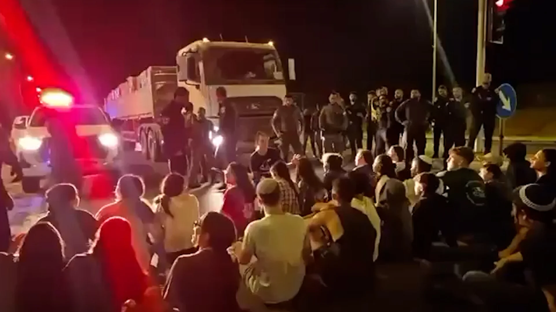 İsrailli məskunlaşanlar Qəzza yardım maşınlarını blokladı