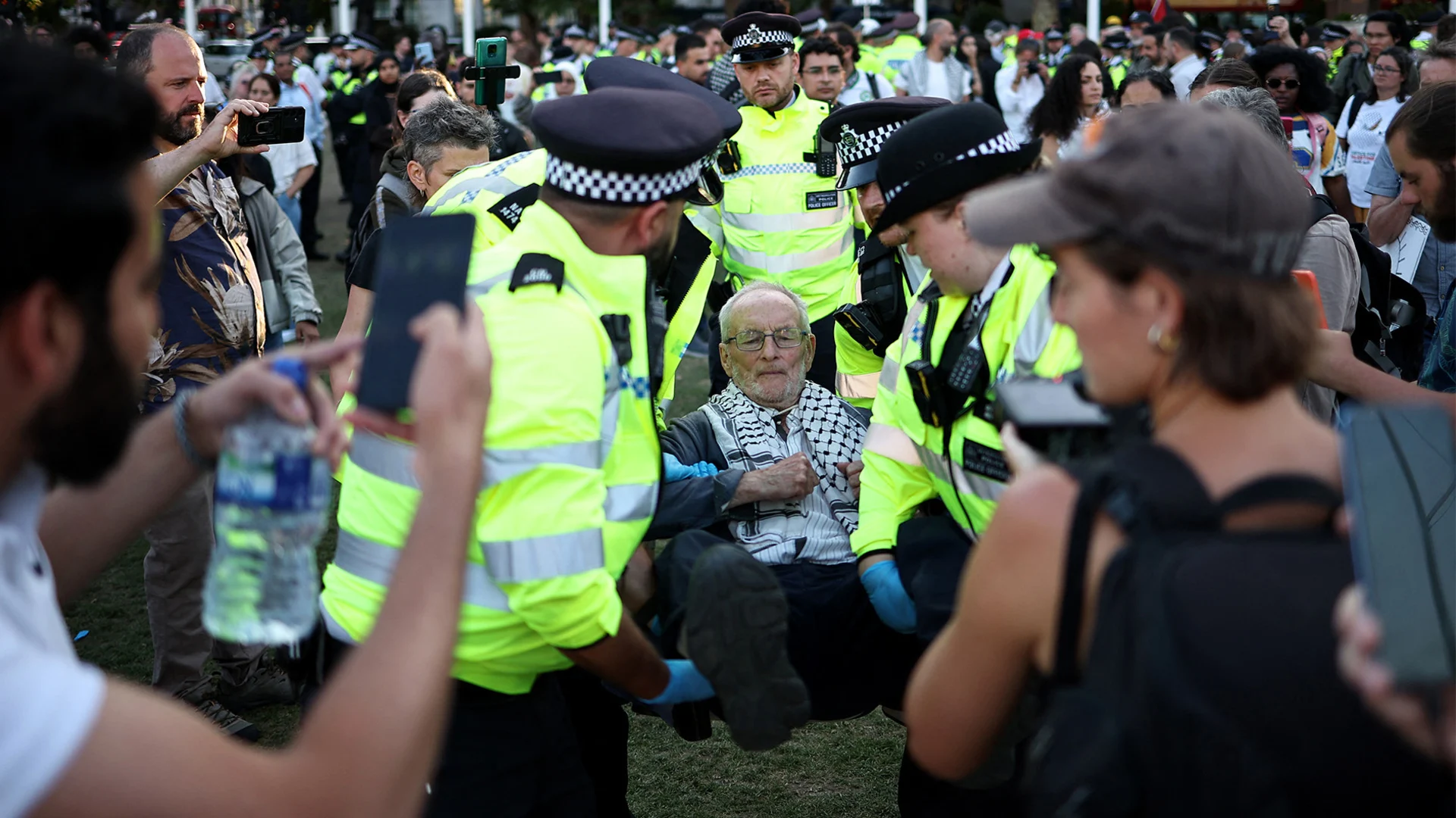 London polisi Qəzzada soyqırım əleyhinə etirazda yüzlərlə nəfəri həbs etdi