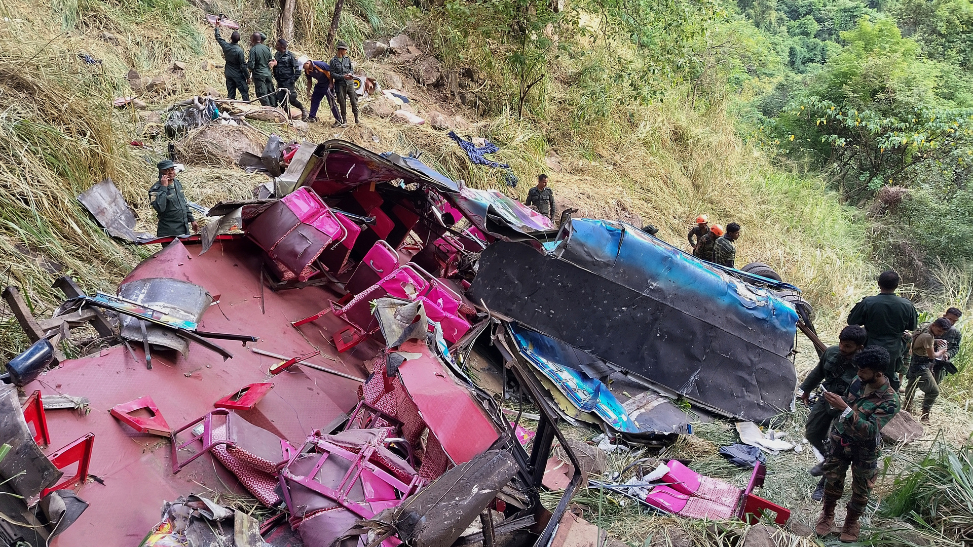 Şri Lankada avtobus uçuruma düşdü: 15 ölü