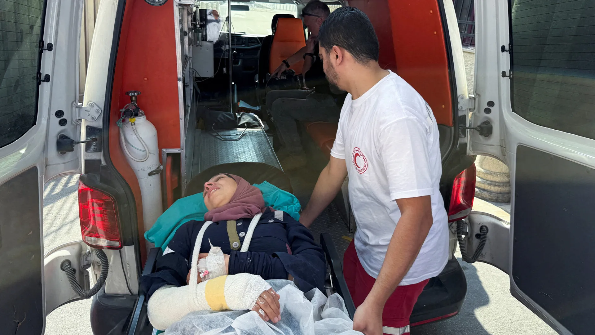 İsrailli köçkünlər işğal altındakı Qərb Sahilində zeytun yığımı zamanı jurnalistlərə hücum etdi