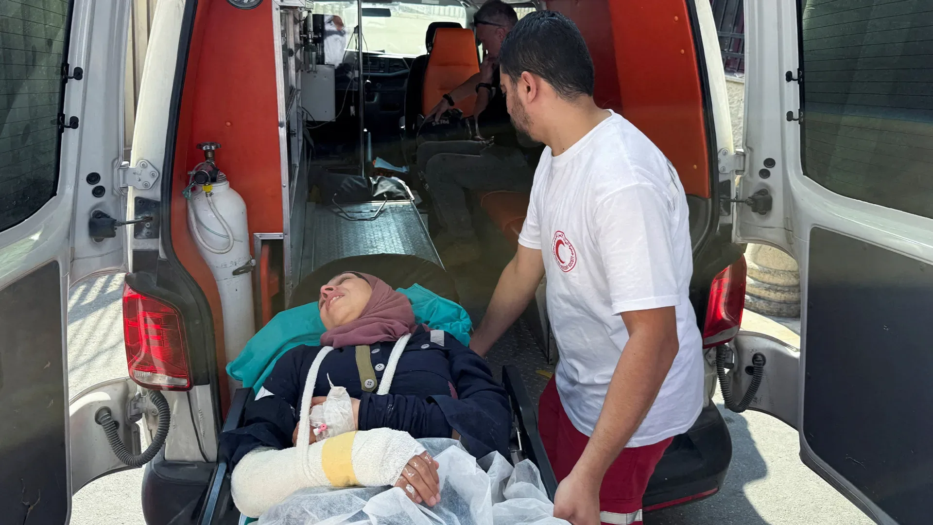 İsrailli köçkünlər işğal altındakı Qərb Sahilində zeytun yığımı zamanı jurnalistlərə hücum etdi