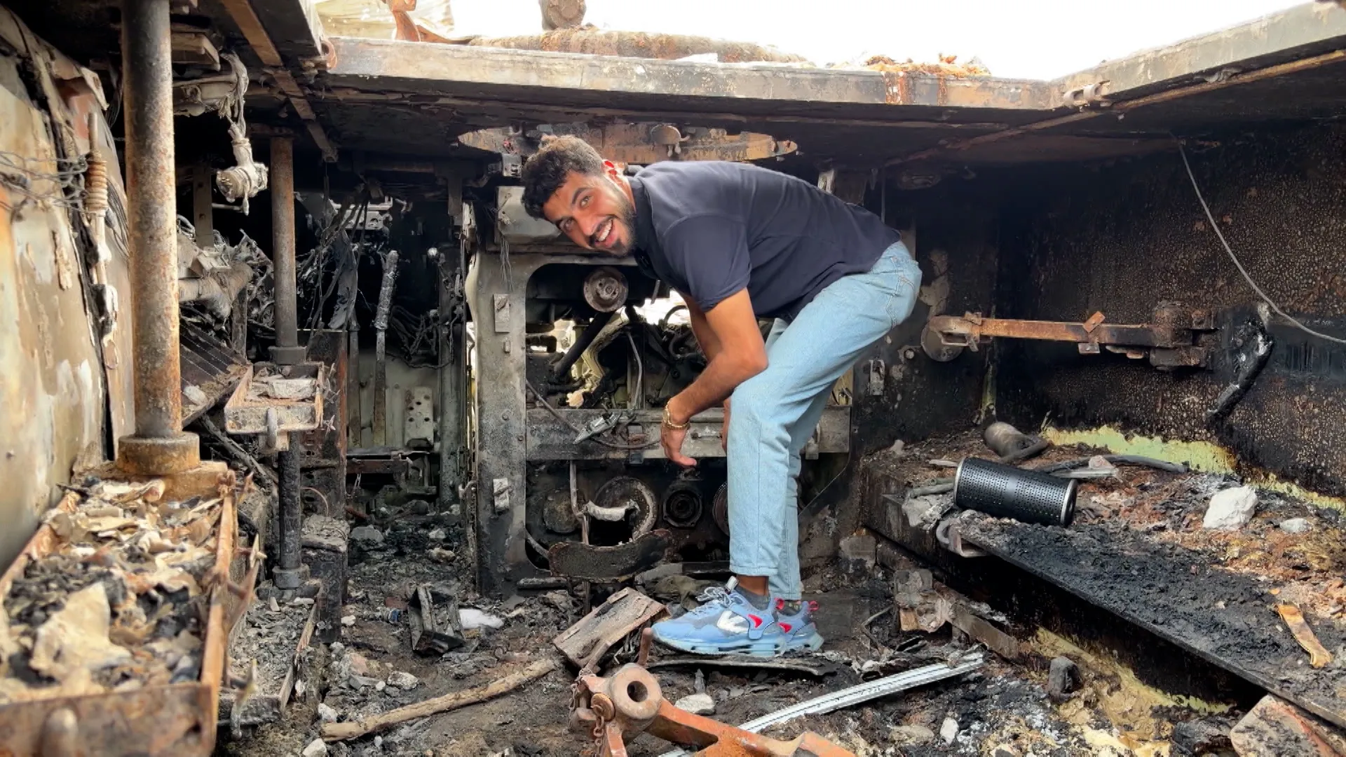 Fələstinlilər Qəzzada su üçün tərk edilmiş İsrail avtomobilindən istifadə edir