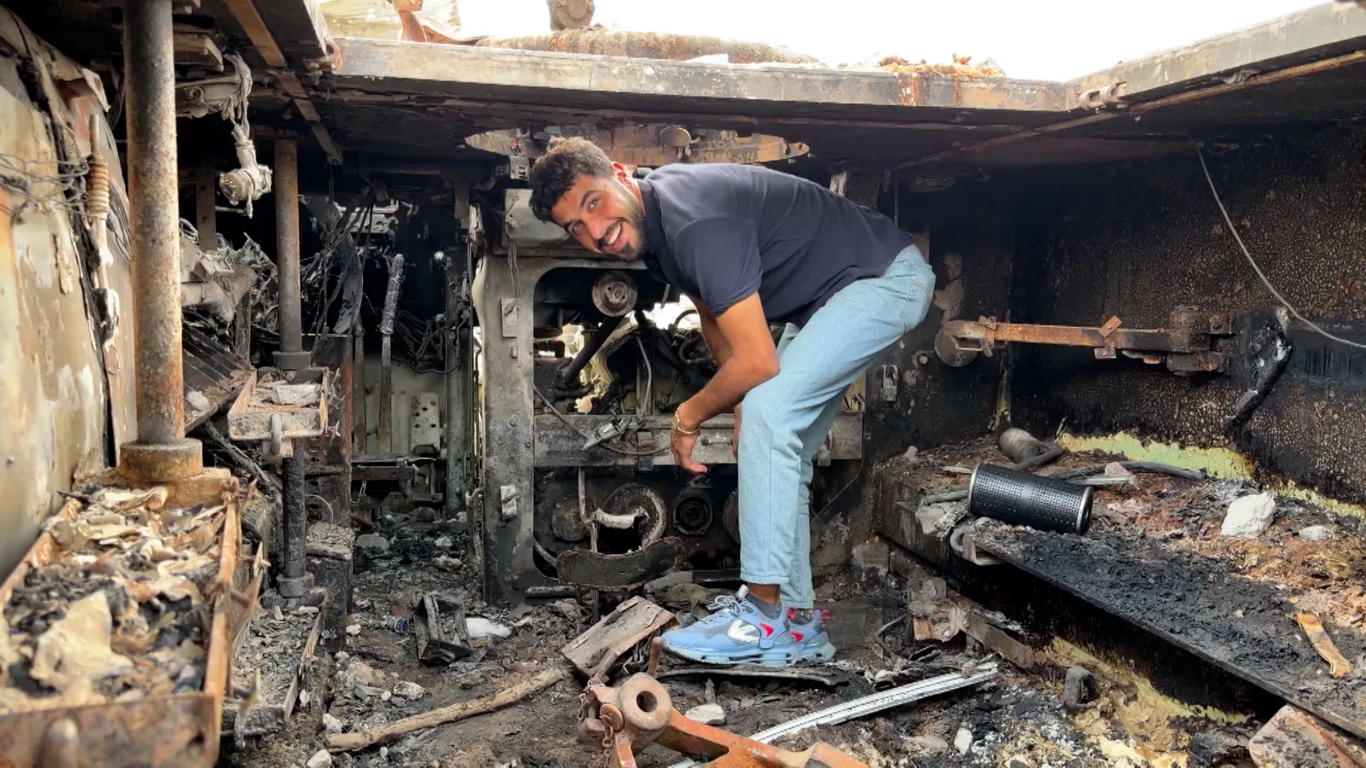 Fələstinlilər Qəzzada su üçün tərk edilmiş İsrail avtomobilindən istifadə edir