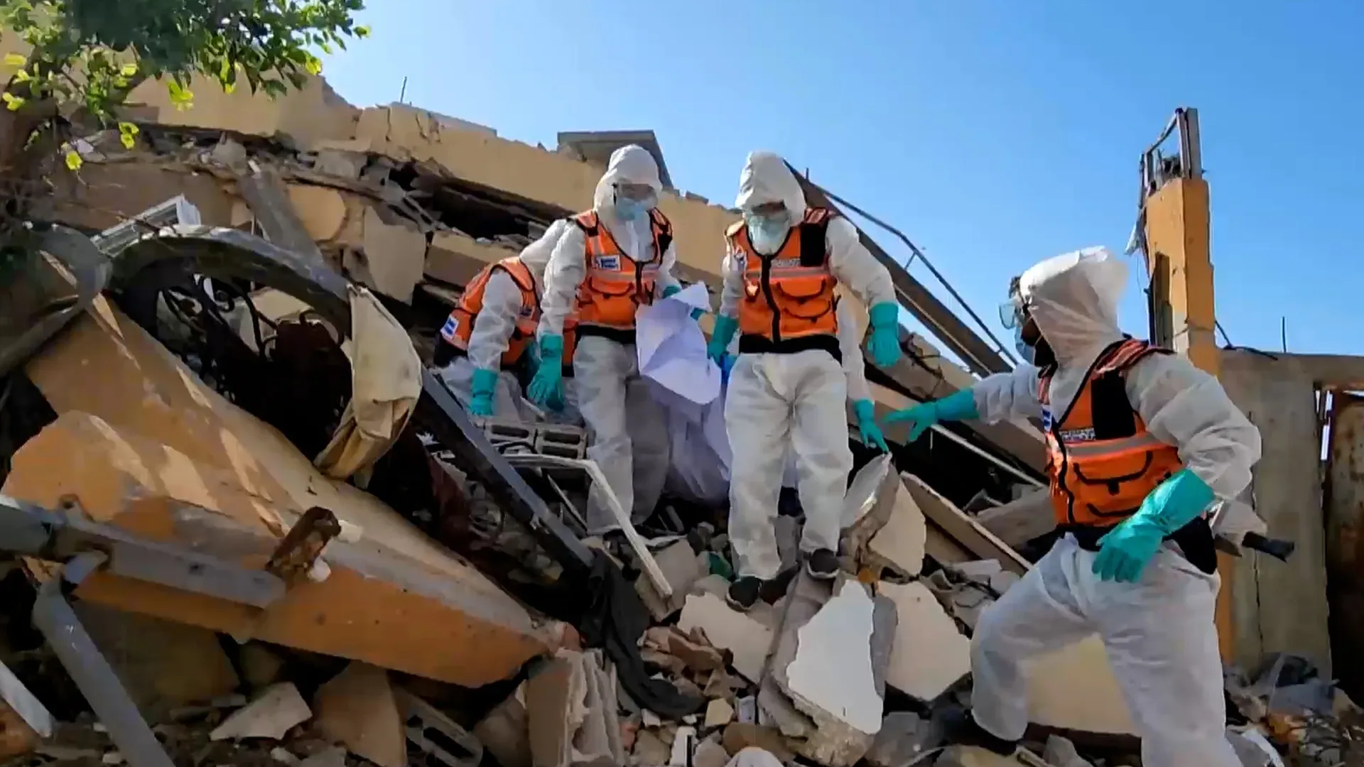 Qəzzada tələsik dəfn edilənlər qəbiristanlıqlara köçürülür