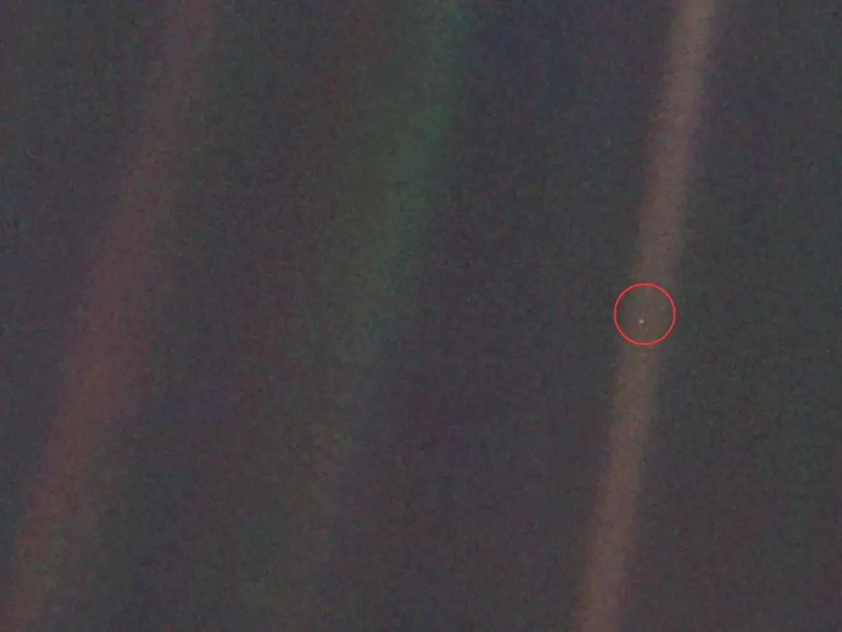 Milyardlarla kilometr uzaqdan çəkilən şəkil Yerin kosmosda bir zərrəcik olduğunu sübut etdi