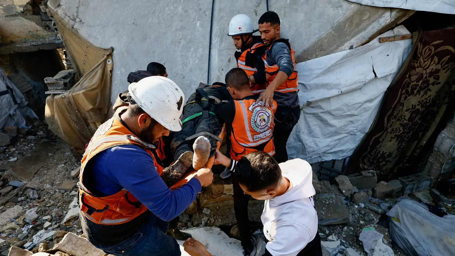 Qəzzada qış fırtınası müharibənin dağıtdığı binaları çökdürdü