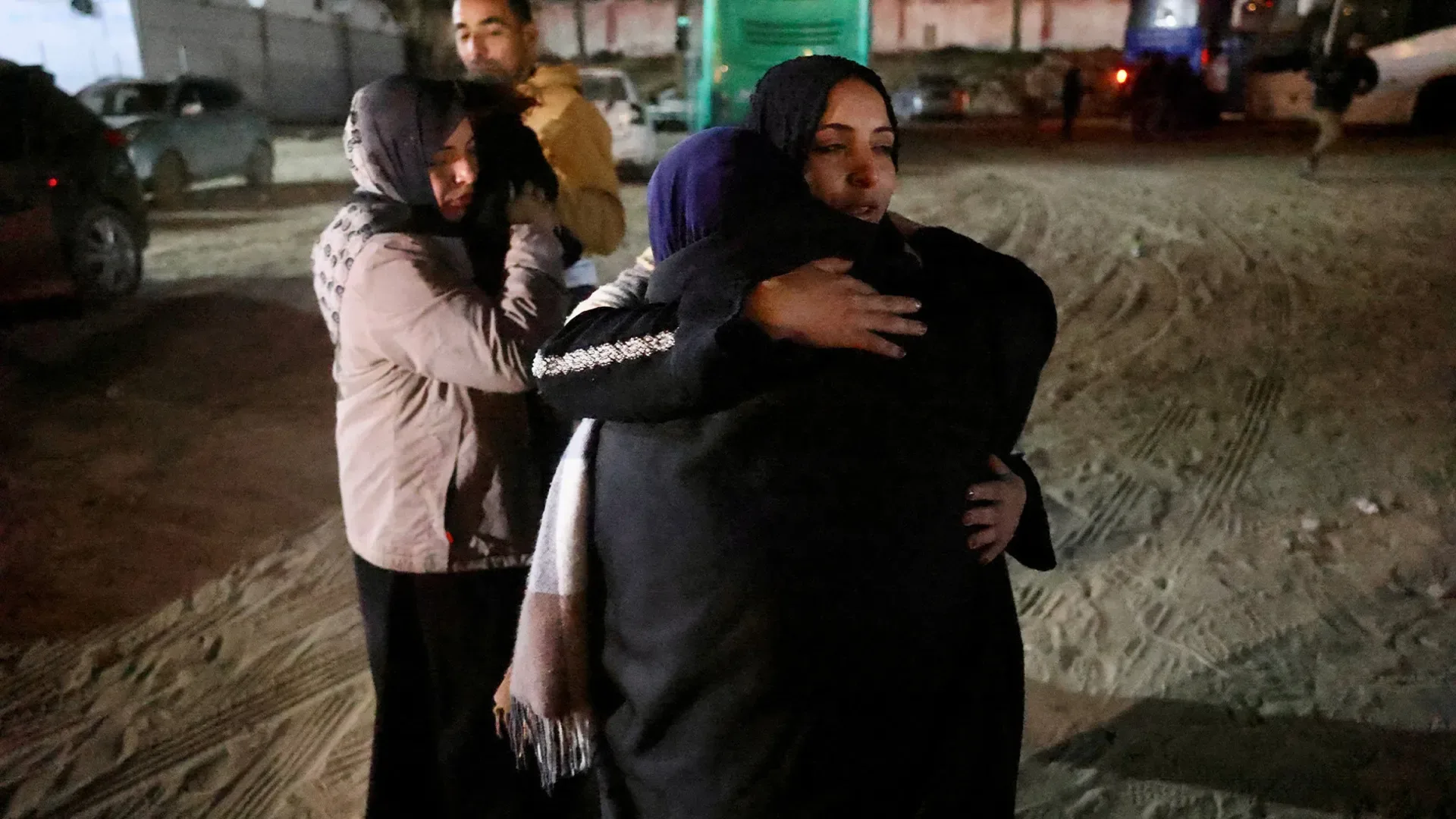 Rəfah keçidi məhdud açıldı Fələstinlilər Qəzzaya qayıdır