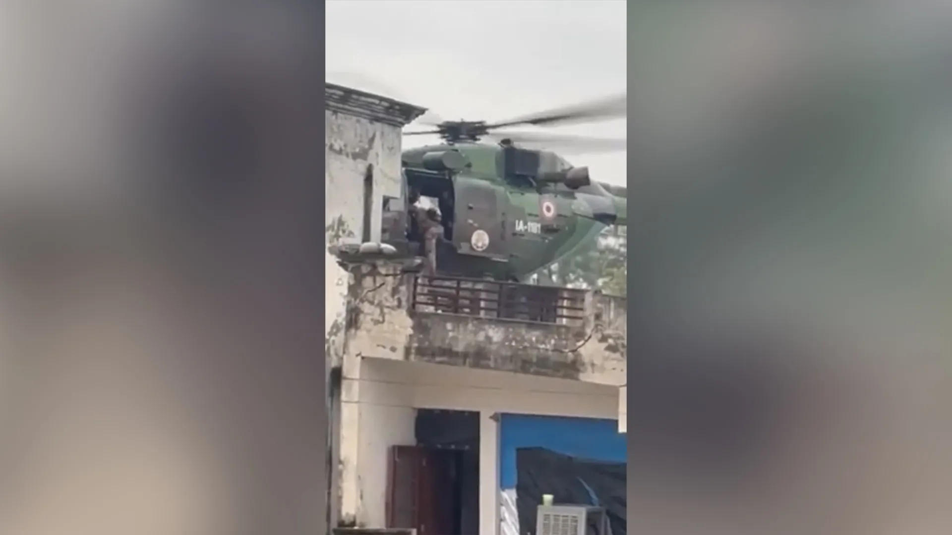 Hindistanda daşqın: Hərbi helikopter çökməkdə olan binadan insanları xilas etdi
