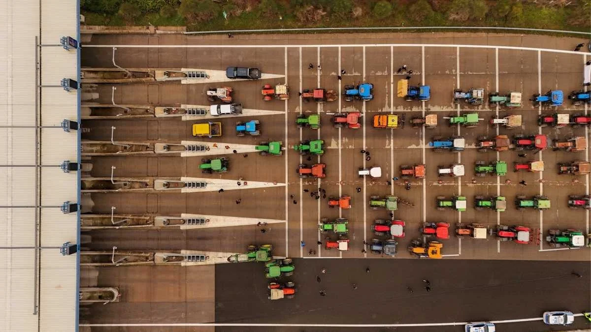 Türkiye sərhədi bağladı yetərli olmadı Traktor ablukası qonşunu kilidlədi