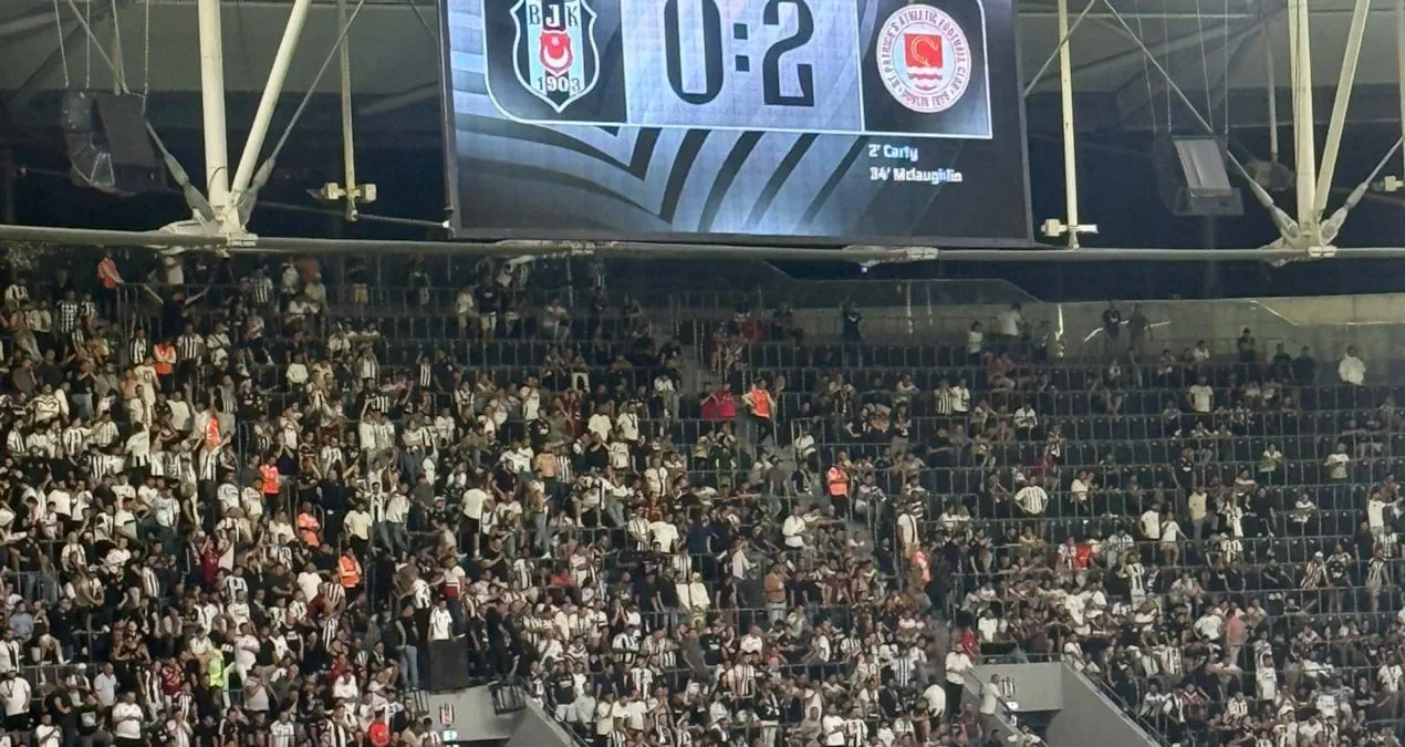 Beşiktaş azarkeşləri komandanı etiraz etdi