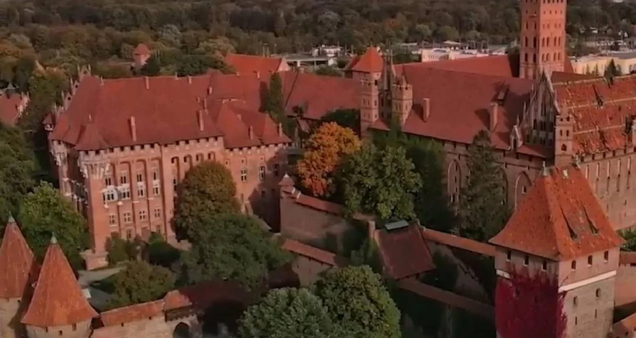 21 hektar sahəyə malik Malbork qalası dünyanın ən böyük və möhtəşəm orta əsr tikililərindən biri hesab olunur.