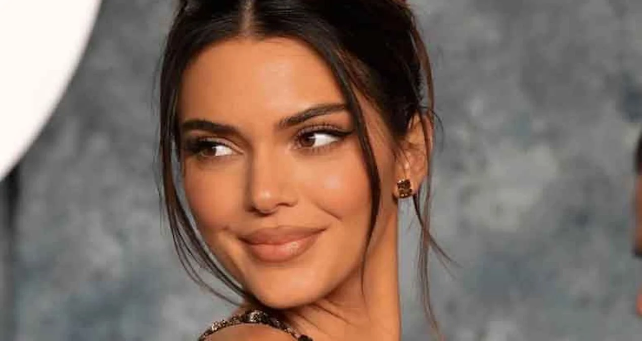 Məşhur model Kendall Jenner Sabahattin Əli romanı oxuyur