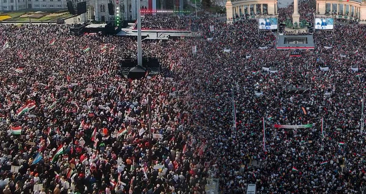 Macarıstanda seçki ərəfəsində vəziyyət gərginləşib: On minlərlə insan nümayişlərə qatılıb