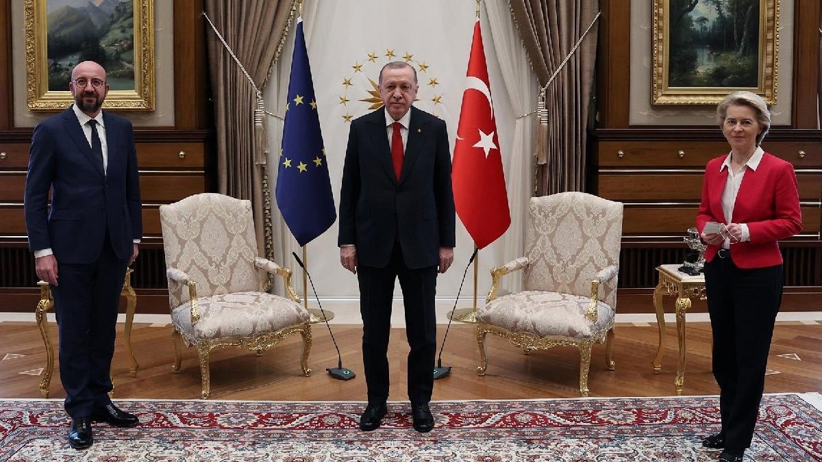 Ərdoğanla görüşdə "kürsü qalmaqalı"na səbəb olanın öz kürsüsü silkələnir
