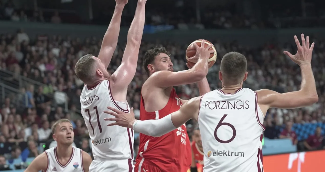 12 Nəfərlik Adam ev sahibini darmadağın etdi, Avropa Çempionatına fərqli başladı