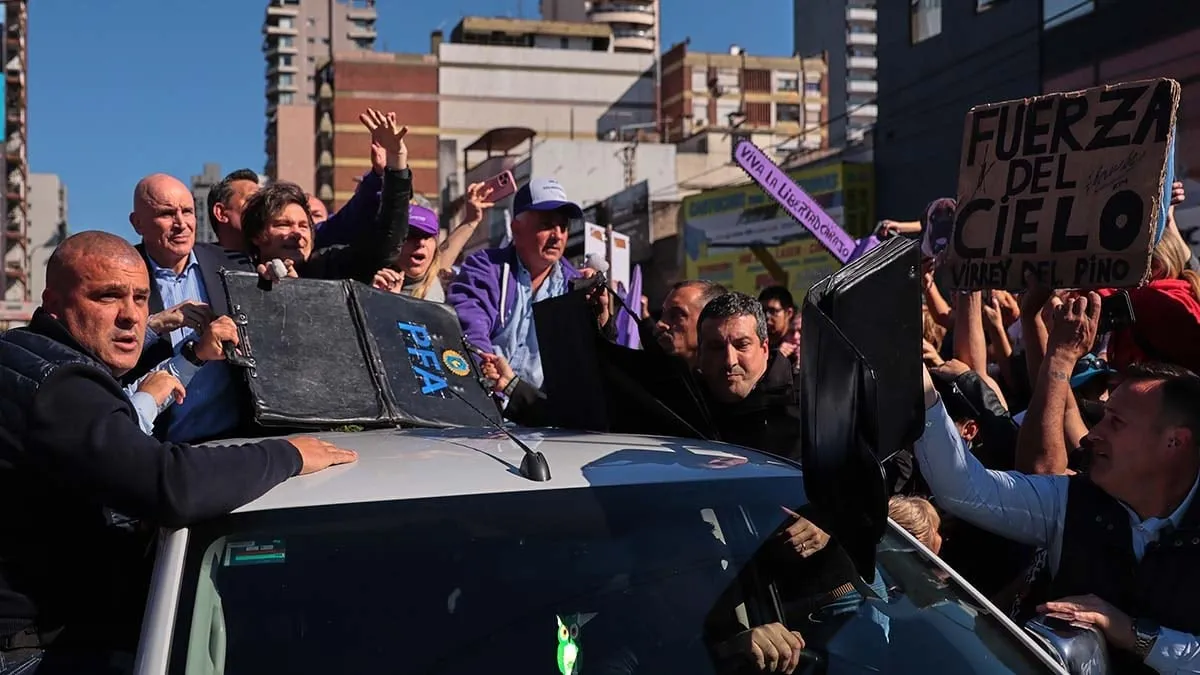 Argentina Prezidenti Miley linçdən güclə xilas oldu