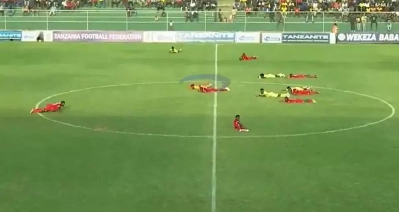 Futbolçular meydanda yerə sərildi