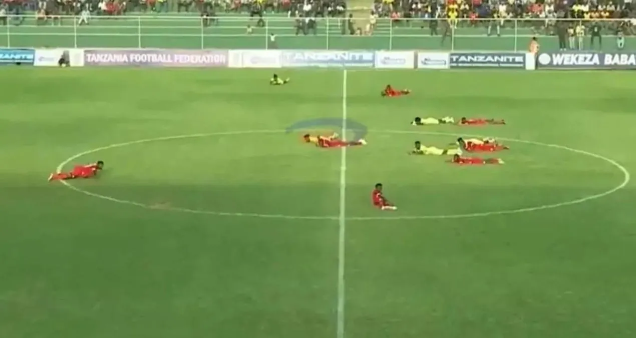 Futbolçular meydanda yerə sərildi