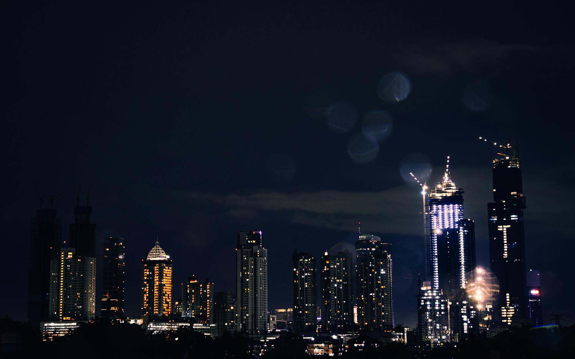 Küveyt şəhərində hündürmərtəbəli binanı yanğın bürüdü