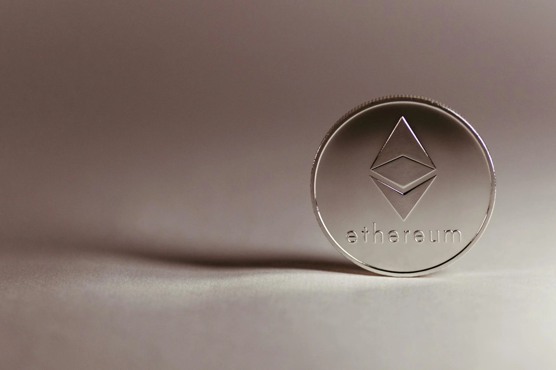 Ethereum təsisçilərinin irimiqyaslı satışları bazarda təşviş yaradıb.