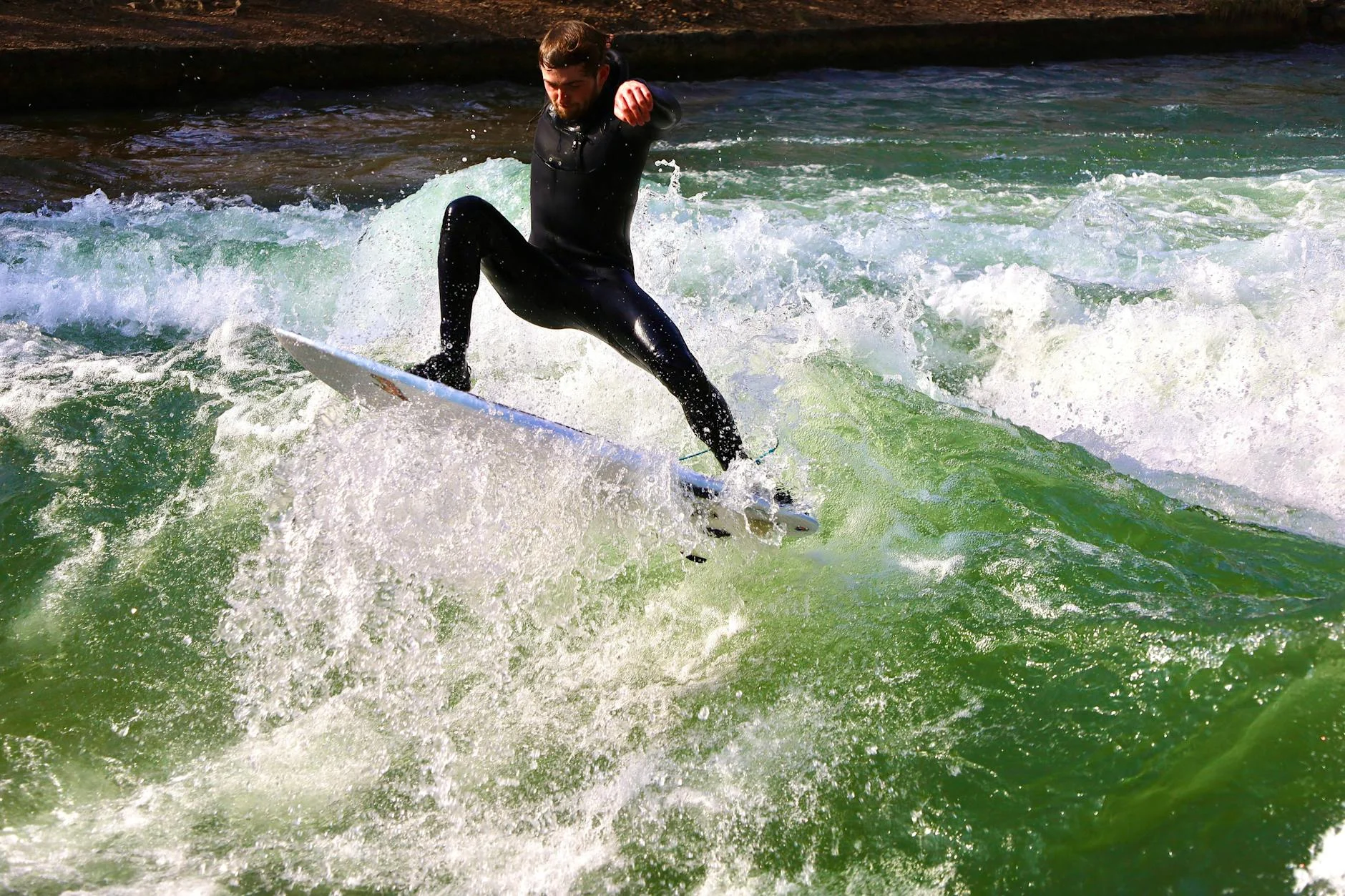 Münhen sörfçüləri özünəməxsus dalğalarını geri qaytarmaq üçün çalışır.