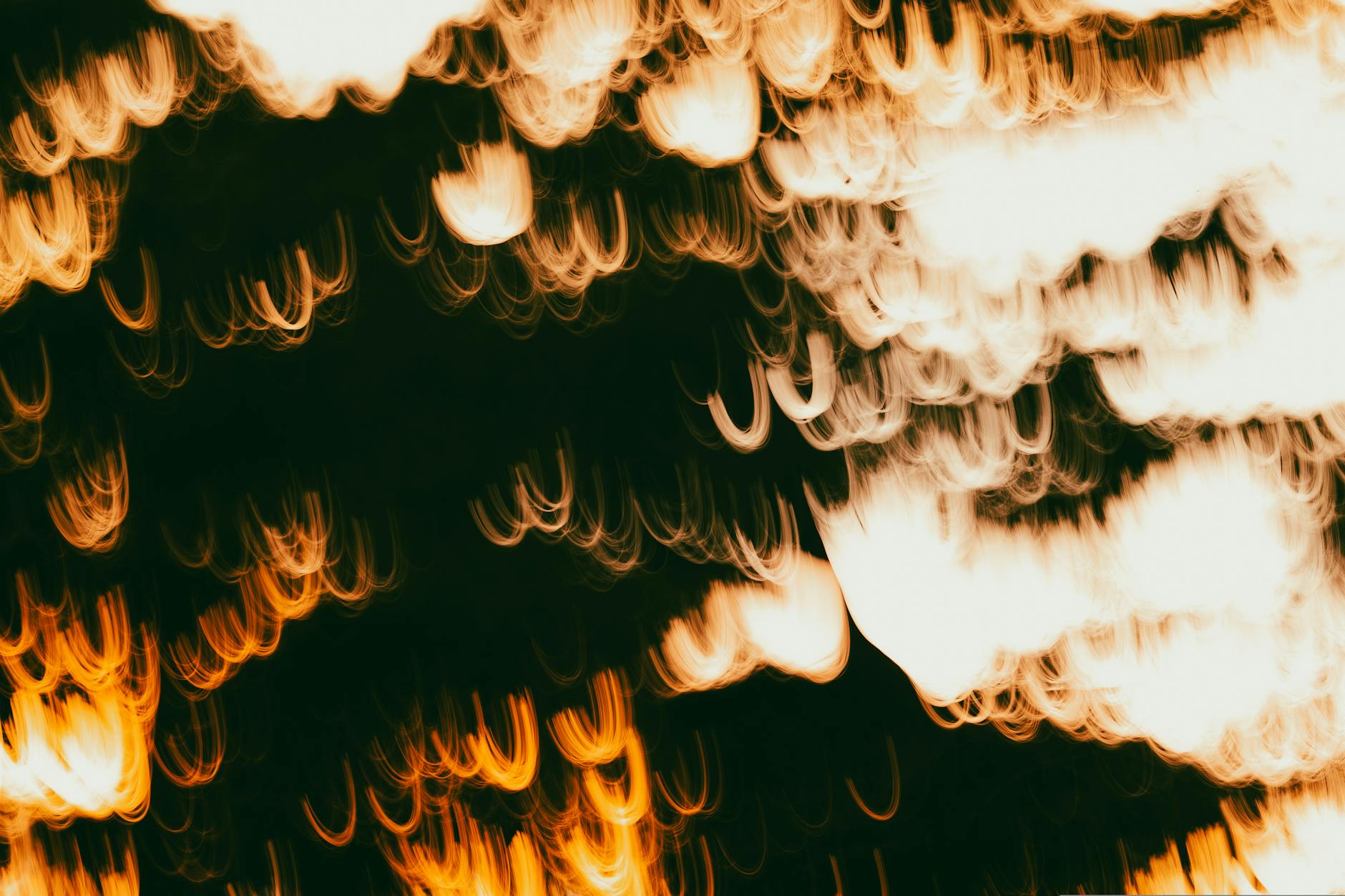 Qlazqo Mərkəzi yaxınlığında baş verən güclü yanğın yeni çökmələrə yol açdı, stansiya hələ də fəaliyyət göstərmir.