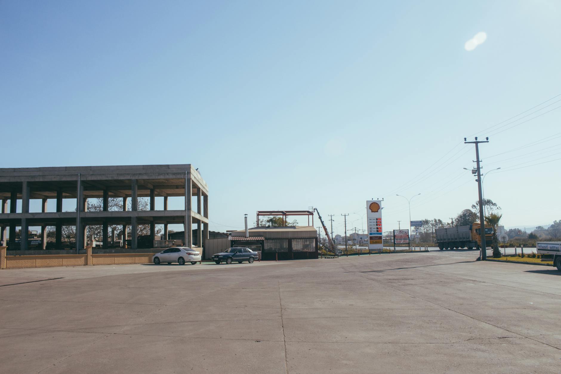 Orta Şərqdəki gərginlik neftin qiymətini kəskin yüksəltdi: Qlobal bazarlarda narahatlıq hökm sürür.