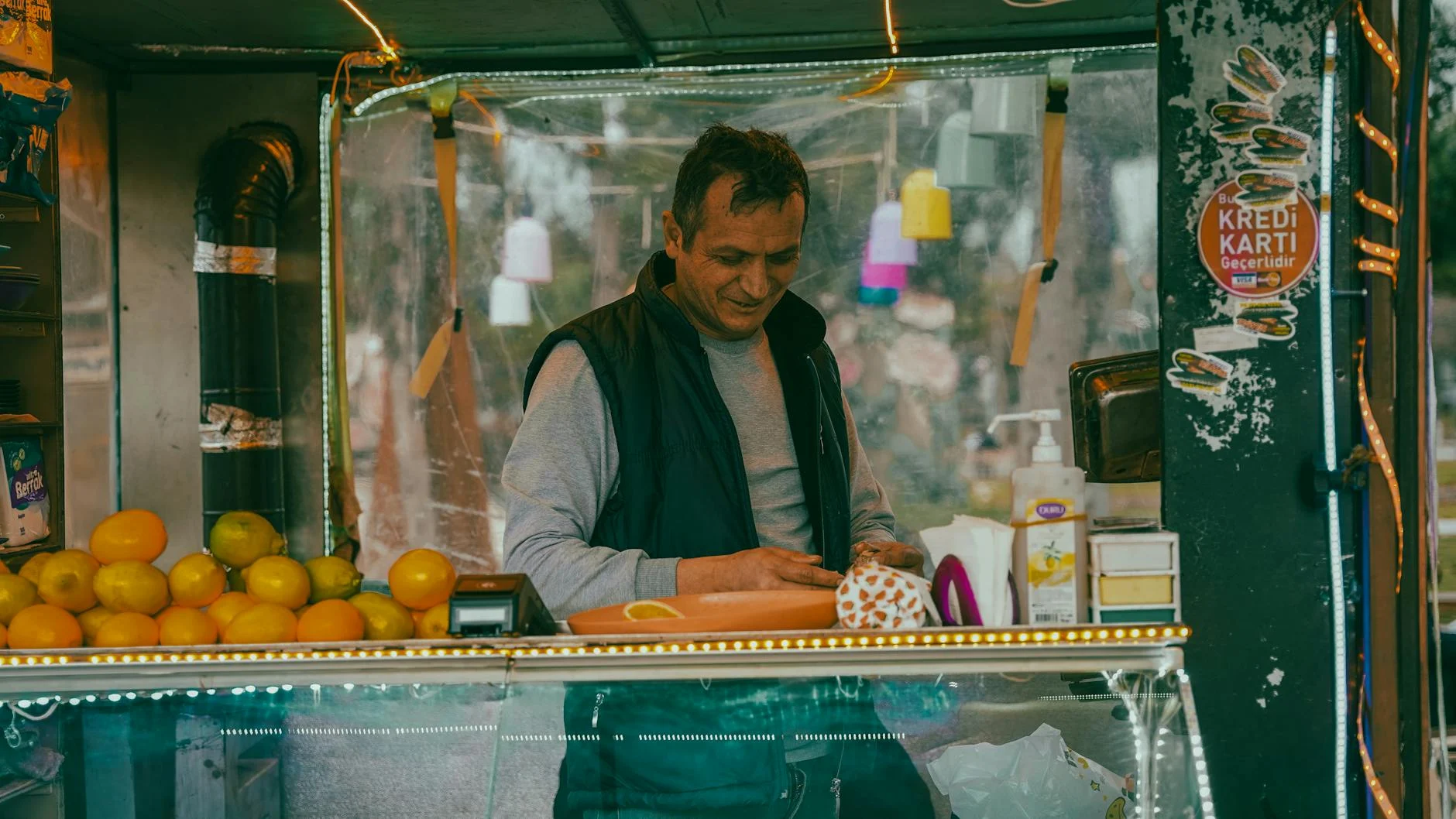 İstanbulda ehtiyaclı tələbələrə 2000 TL-lik yeməkxana yardımı ayrılacaq