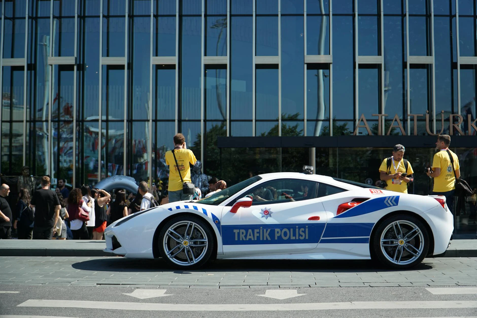 Svetoforların yanındakı qara qutuların sirri çözüldü: Onlar cərimə yazmır, fərqli bir məqsədə xidmət edir.