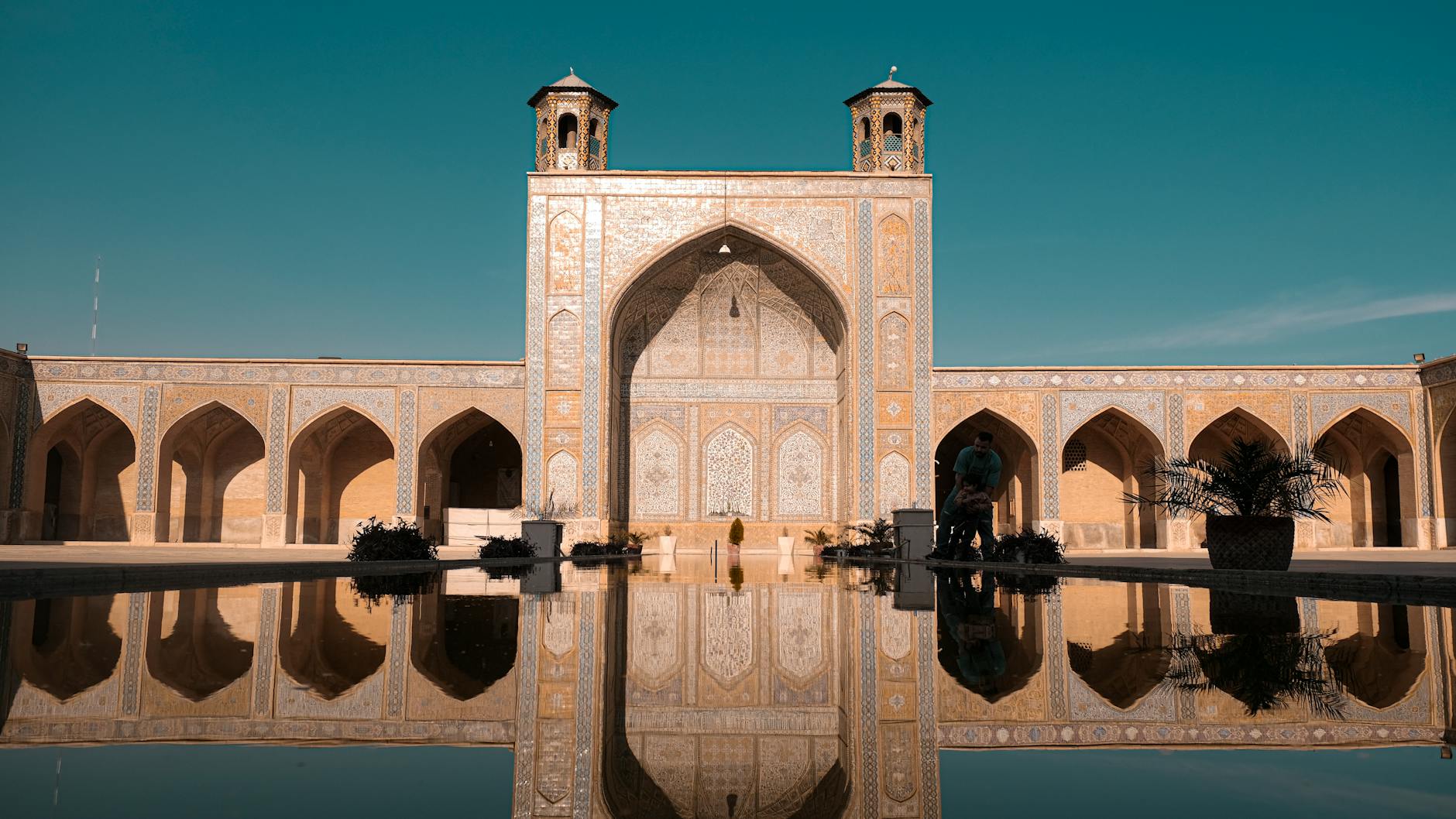 İranla bağlı vəziyyət neft bazarında tarixi sarsıntıya yol açdı, barel neftin qiyməti 100 dolları aşıb.