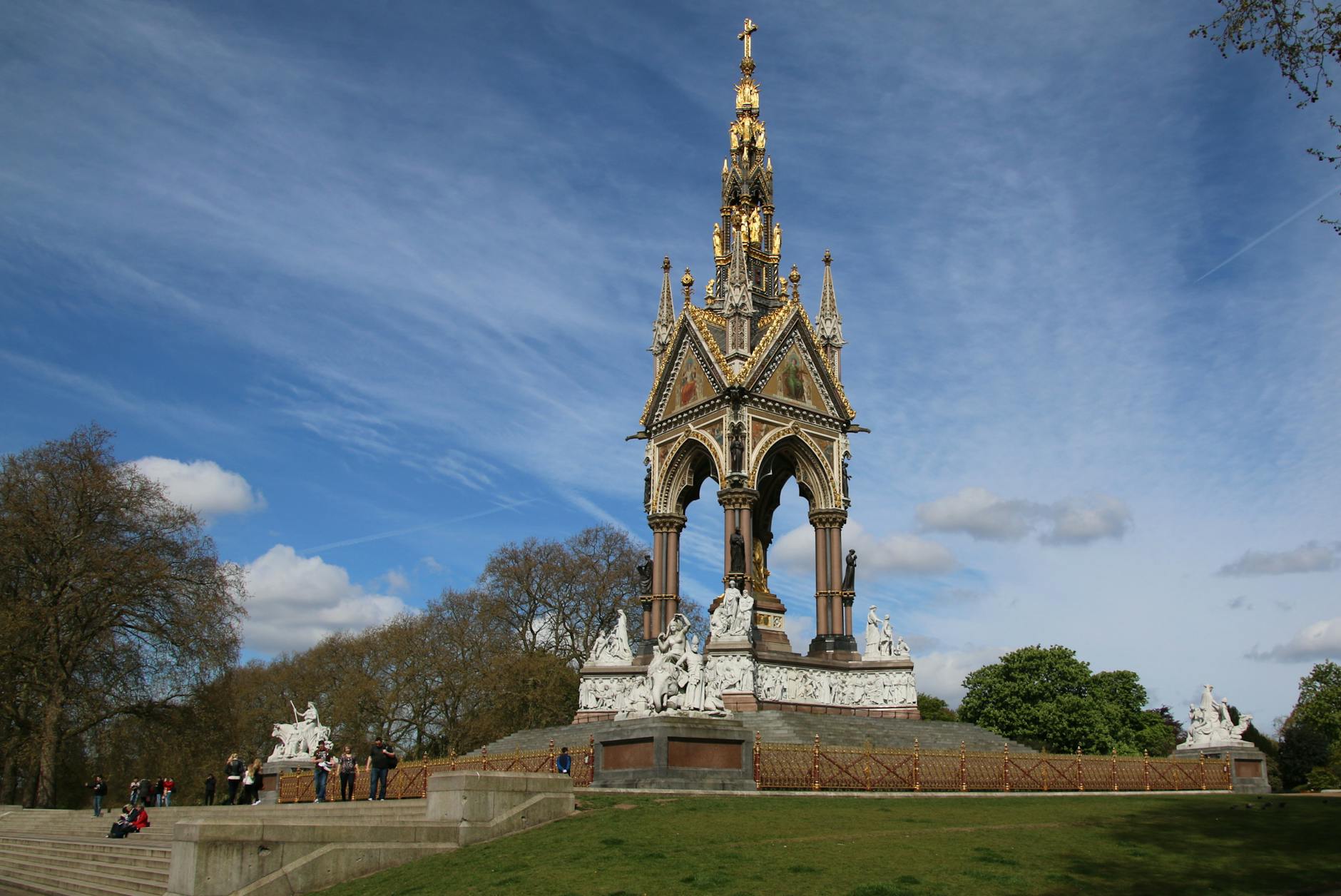 Şahzadə Endryunun Yaxın Şərqə qaçış planı monarxiyadakı böhranı daha da dərinləşdirir.