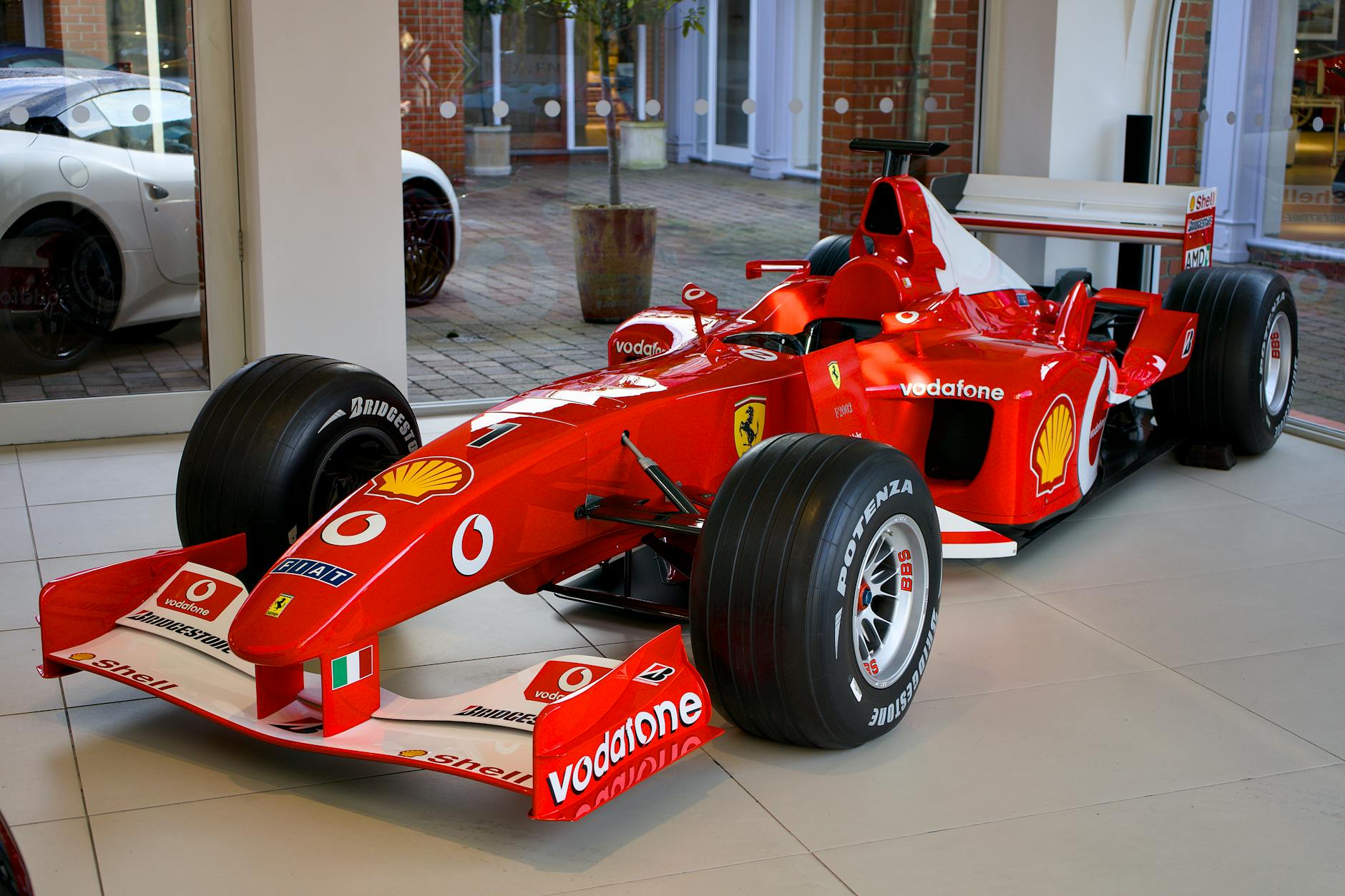 Vodafone Finetwork-i aqressiv tariflərlə yenidən bazara çıxarır, ucuz seqmentdə liderliyi hədəfləyir.