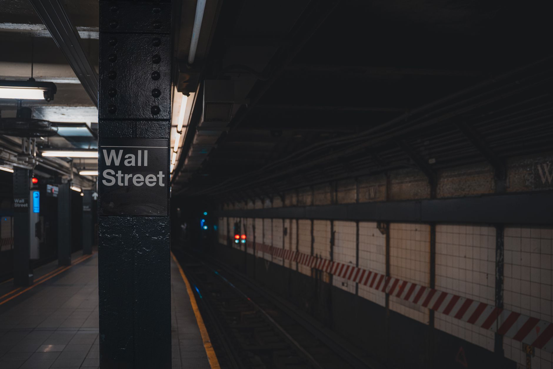 İran gərginliyi və texnologiya bazarındakı narahatlıqlar Wall Street-i silkələdi, birjalarda böyük düşüş yaşandı.