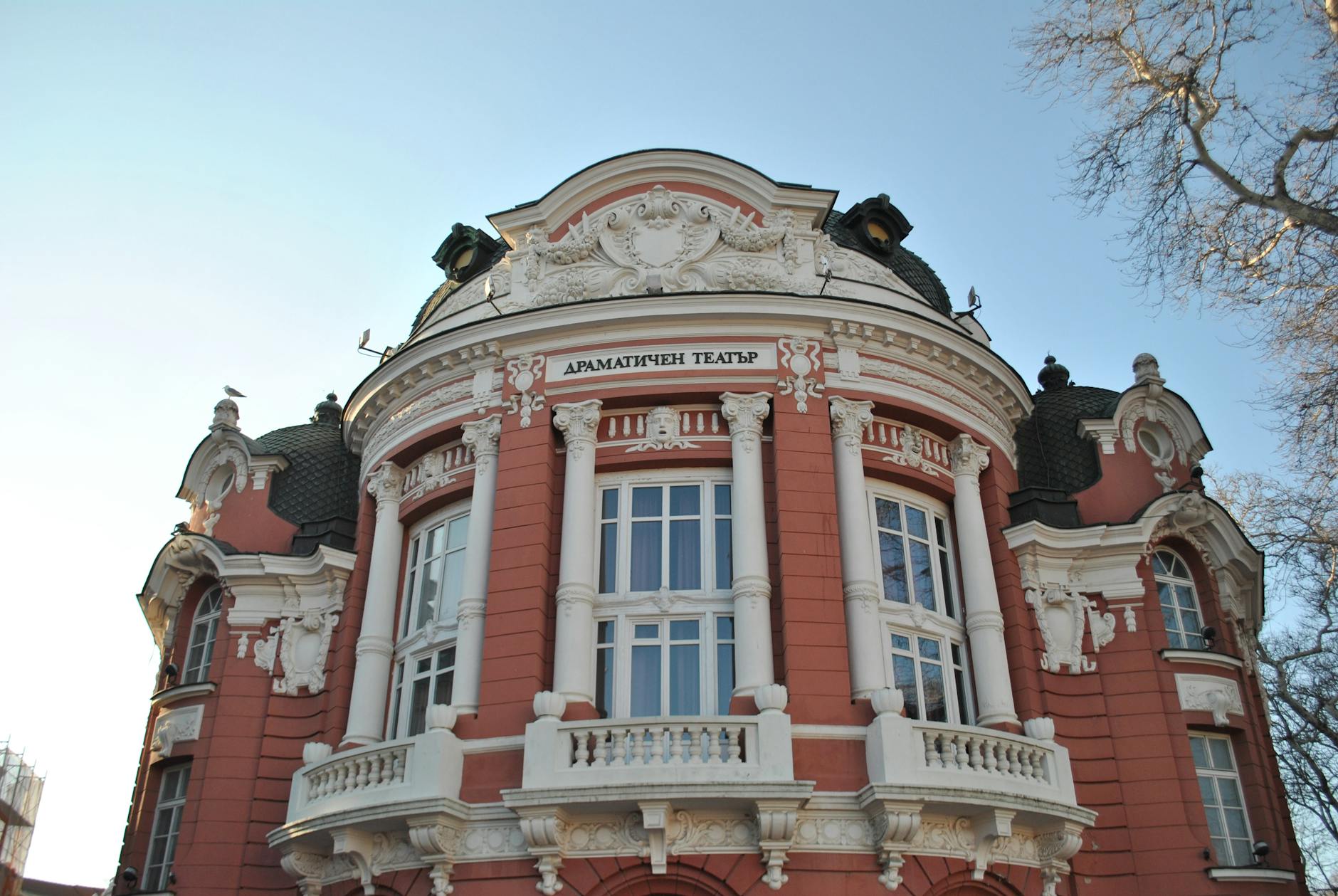 Alman teatrında səhnələşdirilən 'Das launische Glück' tamaşası geniş müzakirələrə səbəb olub.