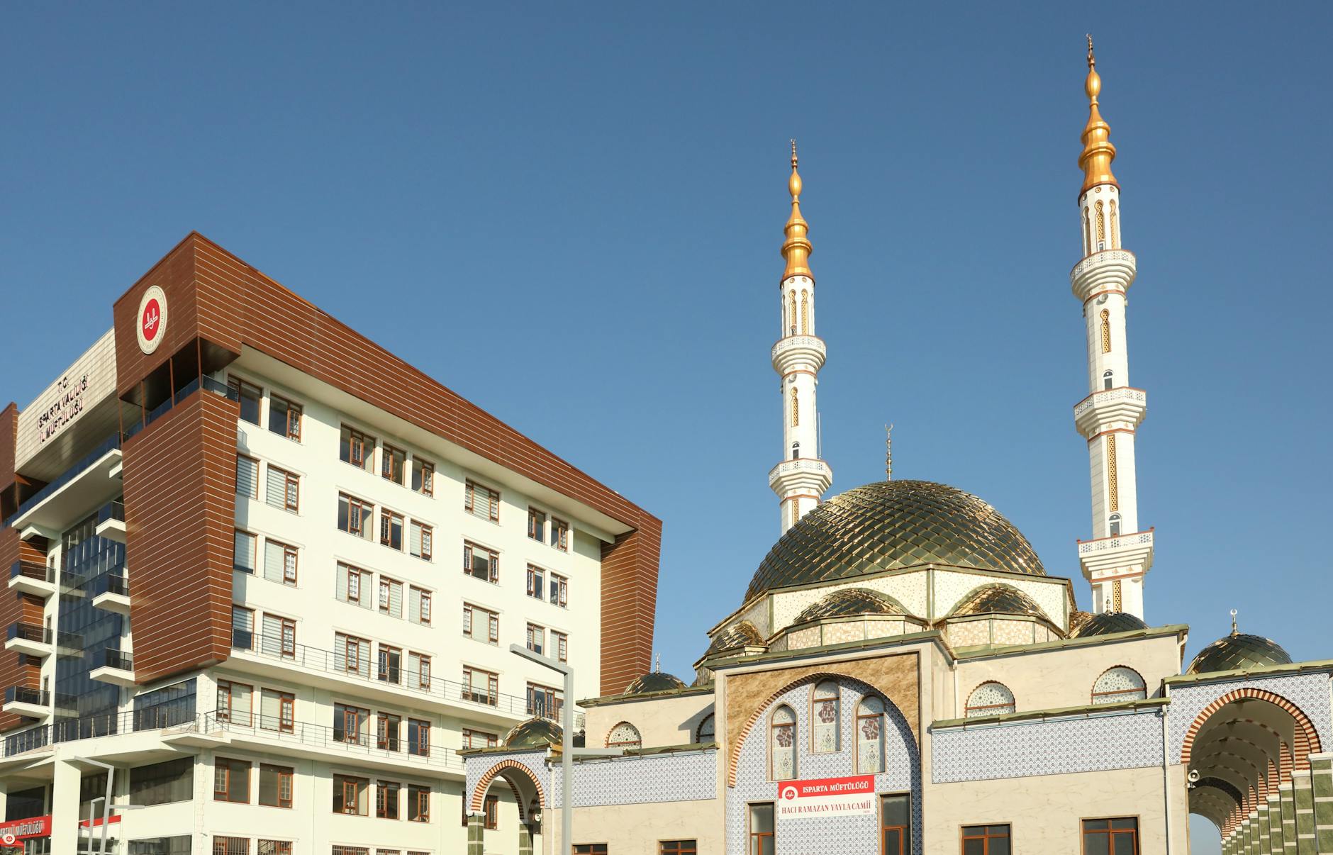 Rusiyanın Engels və Saratov şəhərlərində pilotsuz uçuş aparatlarının hücumu nəticəsində yaşayış binaları zədələnib, xəsarət alanlar var