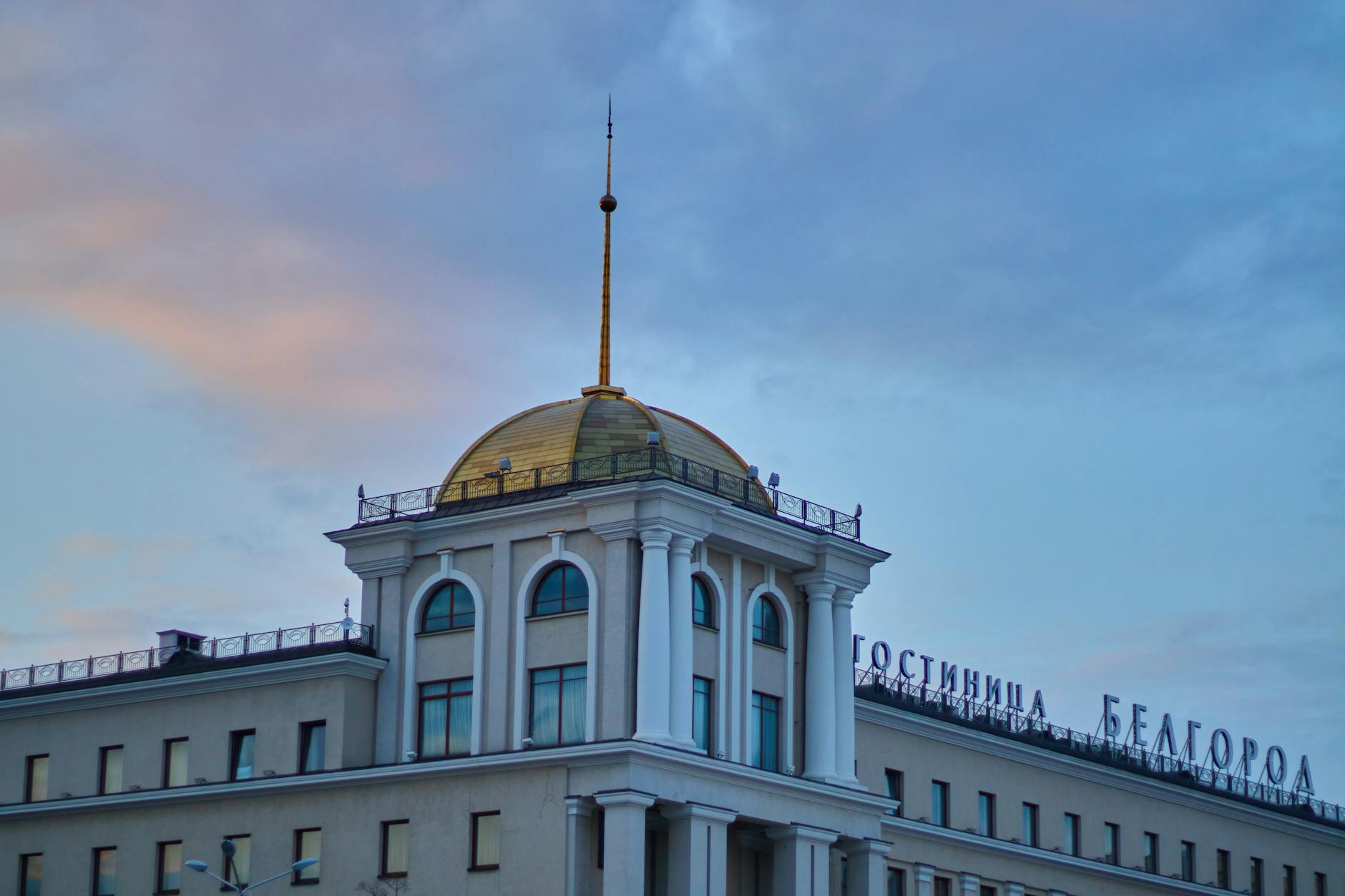 Belqorod şəhərinə endirilən raket zərbələri enerji infrastrukturunu sıradan çıxardı, neft bazası alovlandı