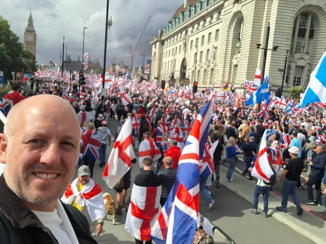 Anti-miqrant etirazlar Londonu silkələdi: 'Ölkəmizi geri istəyirik!'