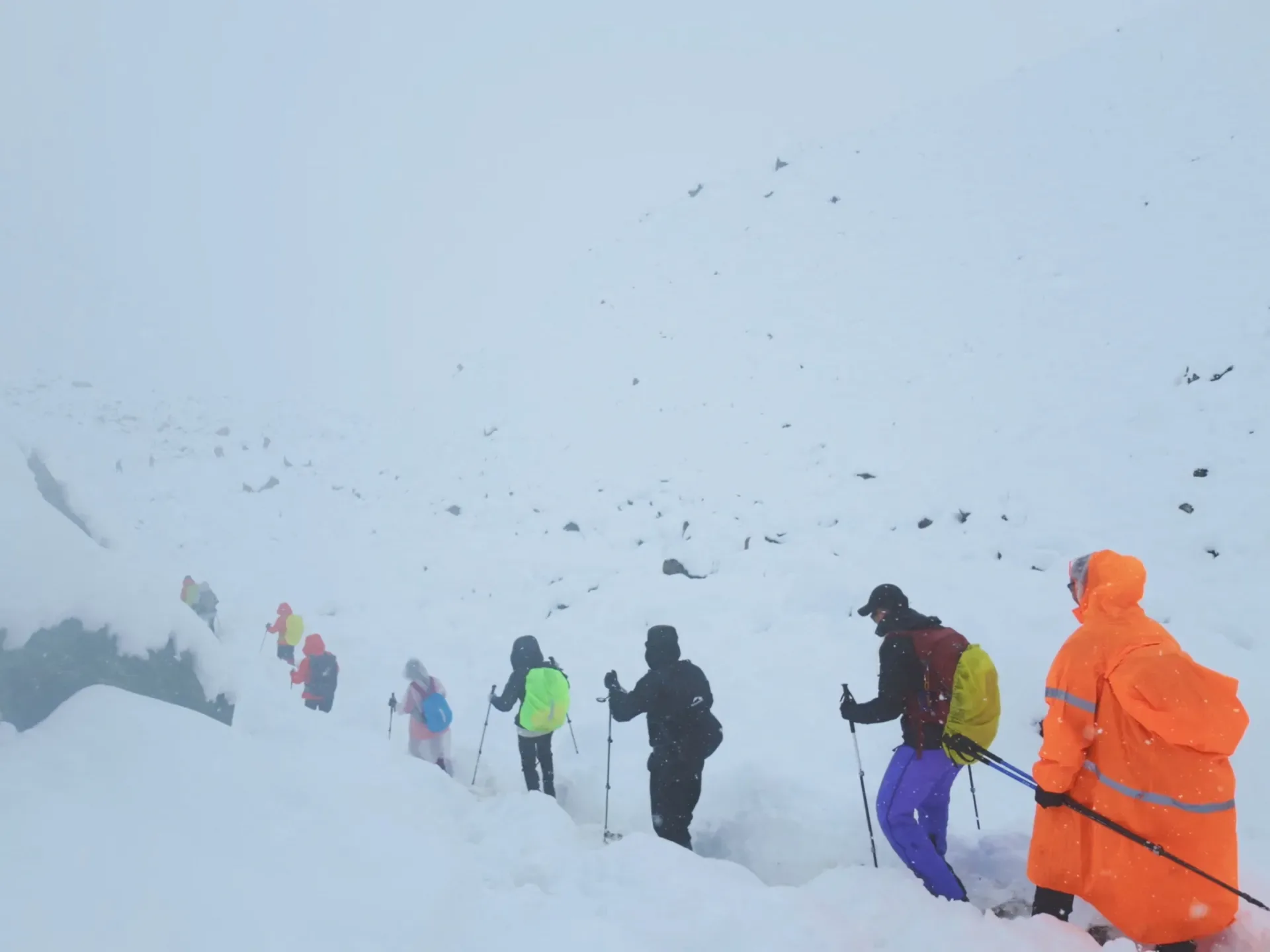Everestdə çovğun: 350-dən çoxu xilas oldu, yüzlərlə insan tələdə qaldı