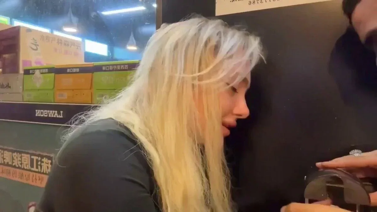 Rus fenomenə zorla öpmək cəhdi: Anbaan kamerada