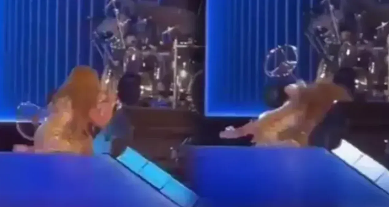 Səhnəni silkələyən məşhur müğənni yıxıldı