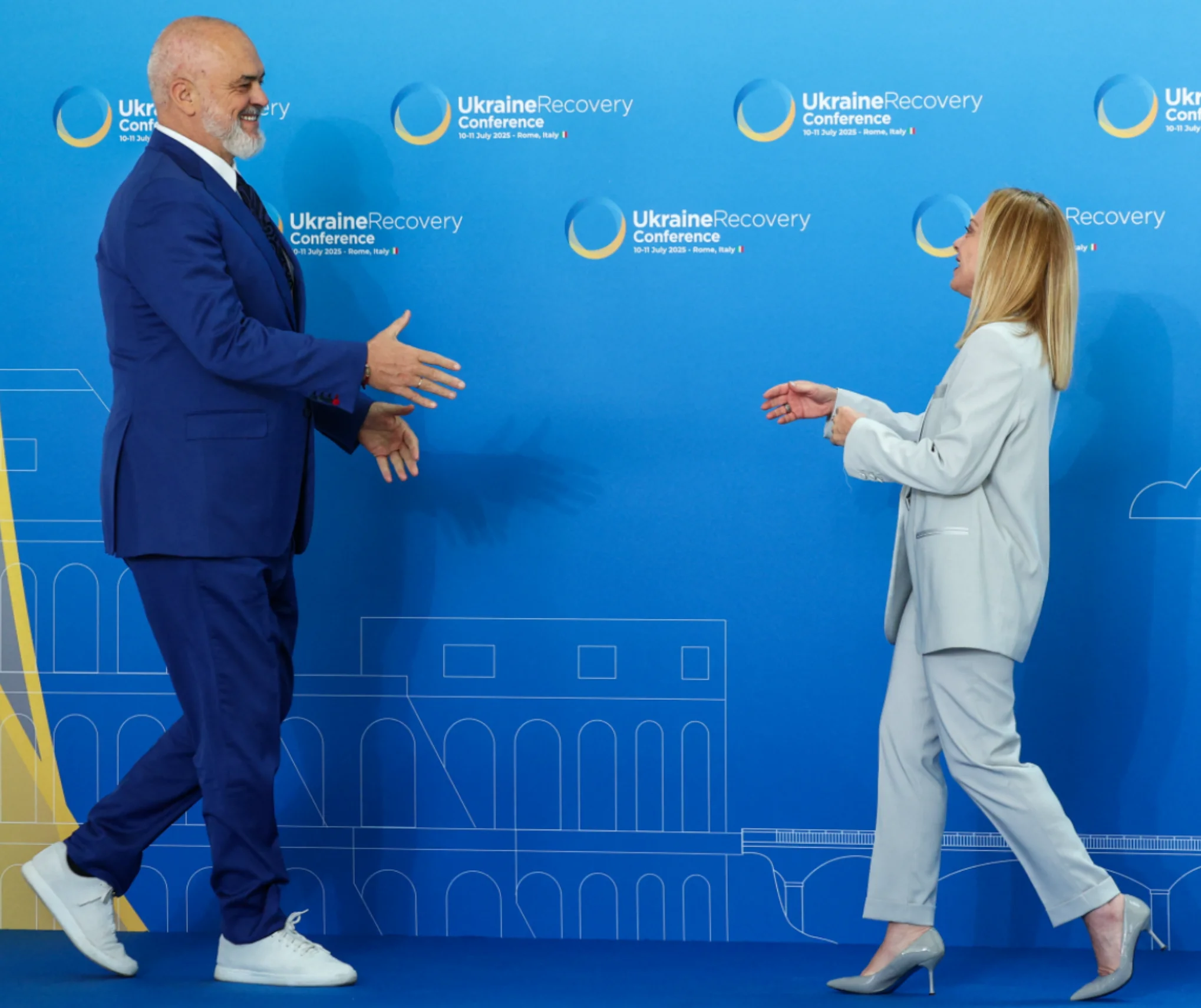 Edi Rama Meloni qarşısında yenə yerə əyildi