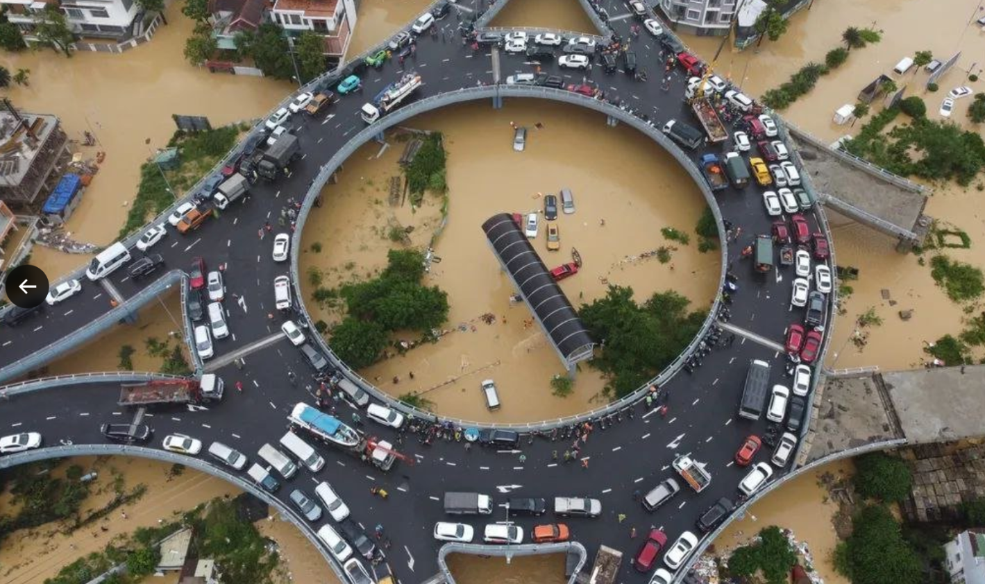 Sel 47 can aldı: Avtomobillər qayıqlarla bir küçədə